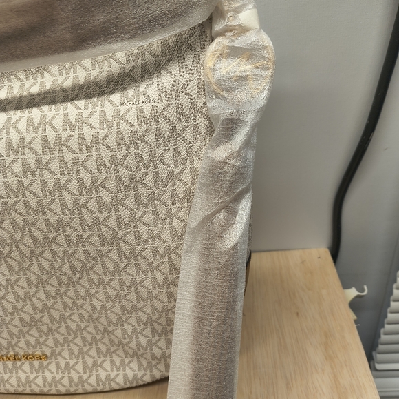 Michael Kors Brooke Lg Zip Hobo in Vanilla/Acorn - Picture 3 of 13